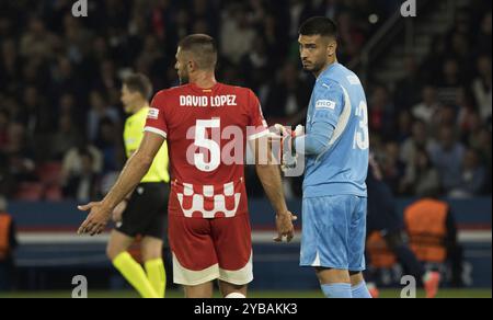 Match de football, David LOPEZ Girona FC gauche, gesticulant l'innocence avec les deux mains et les bras, le gardien Paulo GAZZANIGA Girona FC regarde son intention Banque D'Images