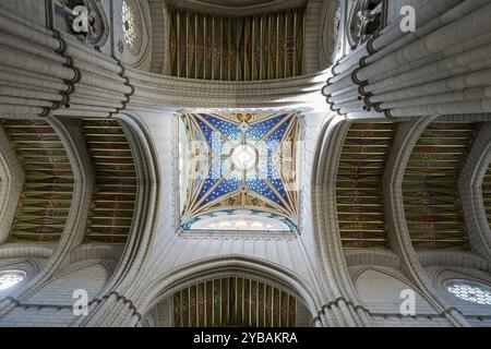 Cathédrale Almudena : siège emblématique de l'archidiocèse de Madrid, construit sur plus d'un siècle, consacré en 1993, adjacent au Palais Royal Banque D'Images