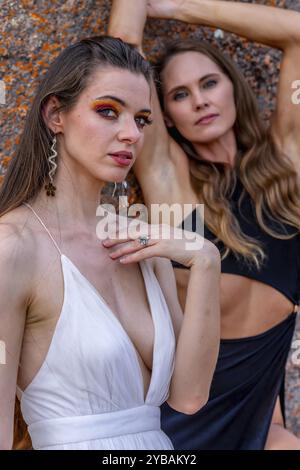 Deux superbes mannequins frappent des poses au milieu de la riche tapisserie et de la beauté de la nature Banque D'Images