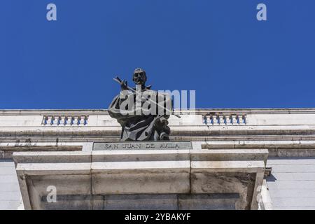 Cathédrale Almudena : siège emblématique de l'archidiocèse de Madrid, construit sur plus d'un siècle, consacré en 1993, adjacent au Palais Royal Banque D'Images