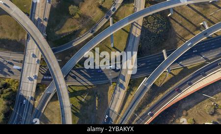 Vue aérienne d'une grande autoroute avec circulation aux heures de pointe Banque D'Images