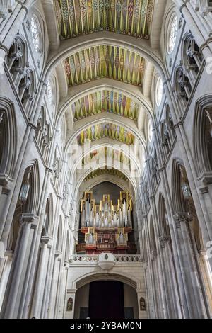 Cathédrale Almudena : siège emblématique de l'archidiocèse de Madrid, construit sur plus d'un siècle, consacré en 1993, adjacent au Palais Royal Banque D'Images