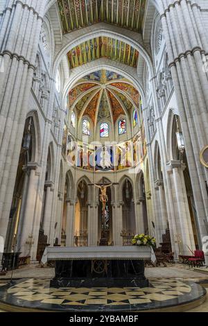 Cathédrale Almudena : siège emblématique de l'archidiocèse de Madrid, construit sur plus d'un siècle, consacré en 1993, adjacent au Palais Royal Banque D'Images