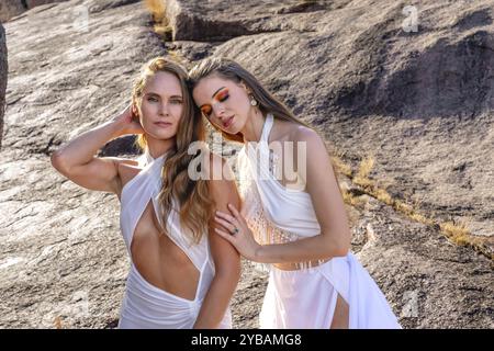 Deux superbes mannequins frappent des poses au milieu de la riche tapisserie et de la beauté de la nature Banque D'Images