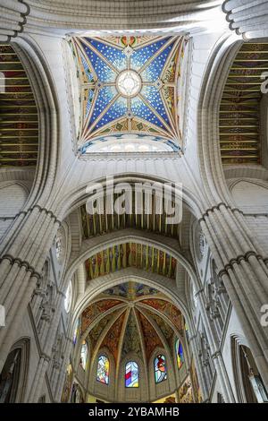 Cathédrale Almudena : siège emblématique de l'archidiocèse de Madrid, construit sur plus d'un siècle, consacré en 1993, adjacent au Palais Royal Banque D'Images