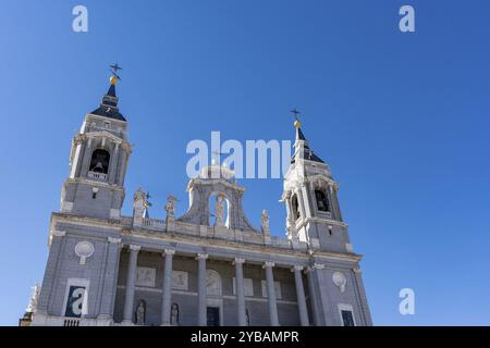 Cathédrale Almudena : siège emblématique de l'archidiocèse de Madrid, construit sur plus d'un siècle, consacré en 1993, adjacent au Palais Royal Banque D'Images