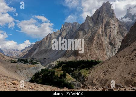 Village et champs de Kanday dans la vallée de Hushe, Baltistan, Pakistan Banque D'Images