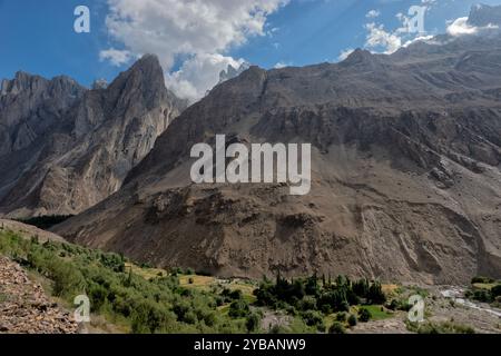 Village et champs de Kanday dans la vallée de Hushe, Baltistan, Pakistan Banque D'Images