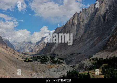 Village et champs de Kanday dans la vallée de Hushe, Baltistan, Pakistan Banque D'Images