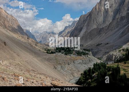 Village et champs de Kanday dans la vallée de Hushe, Baltistan, Pakistan Banque D'Images