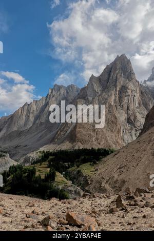 Village et champs de Kanday dans la vallée de Hushe, Baltistan, Pakistan Banque D'Images