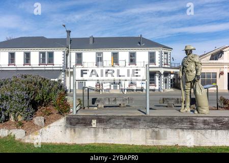 Ancienne enseigne de gare et statue commémorative de guerre, rue main, Fairlee, district Mackenzie, Canterbury, île du Sud, Nouvelle-Zélande Banque D'Images