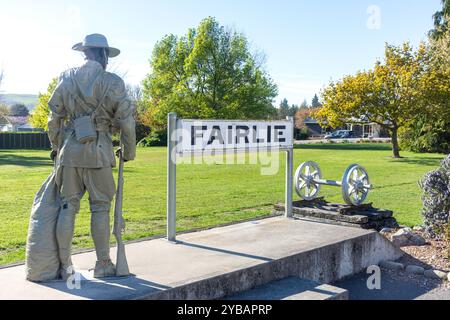 Ancienne enseigne de gare et statue commémorative de guerre, rue main, Fairlee, district Mackenzie, Canterbury, île du Sud, Nouvelle-Zélande Banque D'Images