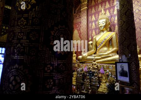 La statue dorée de Bouddha dans le hall principal du temple Wat Sen Souk Haram aka Wat Sen, un temple bouddhiste construit en 1718.Luang Prabang. Laos Banque D'Images