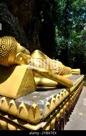 Statue de Bouddha couchée sur la montagne Phou si. Luang Prabang. Laos Banque D'Images