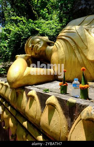 Statue de Bouddha couchée sur la montagne Phou si. Luang Prabang. Laos Banque D'Images