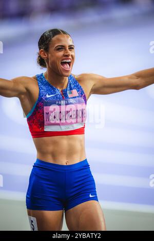 Sydney McLaughlin célèbre sa victoire avec le drapeau de son pays au