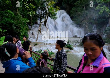 Visiteurs à Kuang si Waterfall près de Luang Prabang, Laos Banque D'Images