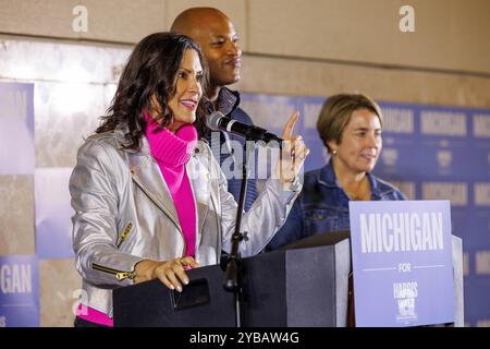 East Lansing, Michigan, États-Unis. 17 octobre 2024. Le gouverneur du Michigan GRETCHEN WHITMER parle à un arrêt sur le ''Driving Forward Blue Wall bus Tour'' à la MSU Union à East Lansing, Mich., le 17 octobre 2024. La visite en bus est menée par Whitmer, le gouverneur de Pennsylvanie Josh Shapiro et le gouverneur du Wisconsin Tony Evers. Le gouverneur du Maryland, WES MOORE, au centre, et le gouverneur du Massachusetts, MAURA HEALEY, à droite, se sont également joints à l'événement East Lansing. (Crédit image : © Andrew Roth/ZUMA Press Wire) USAGE ÉDITORIAL SEULEMENT! Non destiné à UN USAGE commercial ! Banque D'Images