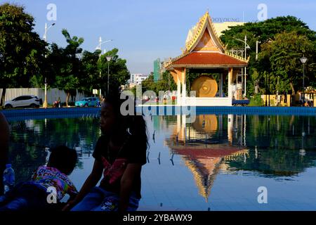 World Peace Gong à l'intérieur du parc Patuxay avec une fontaine au premier plan. Vientiane, Laos Banque D'Images