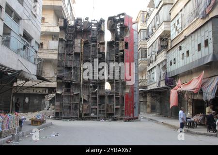 Des barrières de fortune construites à partir de bus verticaux tournés, mises en place pour empêcher les tirs de tireurs d'élite du régime syrien dans le quartier Bustan-Al-Qasr d'Alep. Banque D'Images