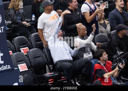 Inglewood, Californie, États-Unis. 17 octobre 2024. Steve Ballmer, propriétaire des Los Angeles Clippers, regarde pendant un match de basket-ball de pré-saison de la NBA contre les Sacramento Kings à Intuit Dome le jeudi 17 octobre 2024 à Inglewood, Calif. (Image crédit : © Ringo Chiu/ZUMA Press Wire) USAGE ÉDITORIAL SEULEMENT! Non destiné à UN USAGE commercial ! Banque D'Images