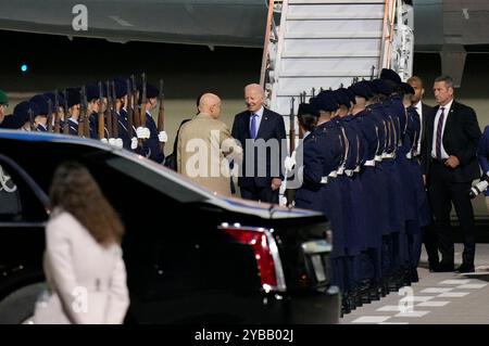 Joseph R. Biden Jr. BEI seiner Ankunft zu seinem Staatsbesuch in Deutschland mit der Air Force One auf dem militärischen Teil vom Flughafen Berlin-Brandenburg. Berlin, 17.10.2024 Banque D'Images