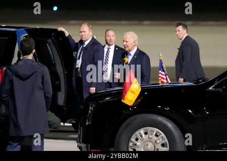 Joseph R. Biden Jr. BEI seiner Ankunft zu seinem Staatsbesuch in Deutschland mit der Air Force One auf dem militärischen Teil vom Flughafen Berlin-Brandenburg. Berlin, 17.10.2024 Banque D'Images