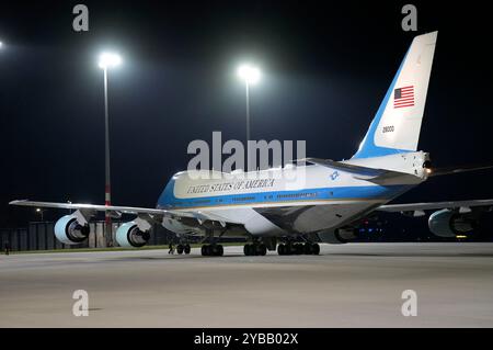 Joseph R. Biden Jr. BEI seiner Ankunft zu seinem Staatsbesuch in Deutschland mit der Air Force One auf dem militärischen Teil vom Flughafen Berlin-Brandenburg. Berlin, 17.10.2024 Banque D'Images