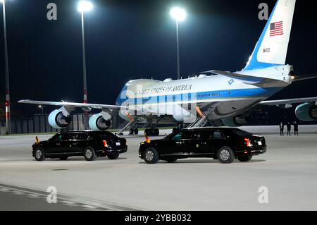 Joseph R. Biden Jr. BEI seiner Ankunft zu seinem Staatsbesuch in Deutschland mit der Air Force One auf dem militärischen Teil vom Flughafen Berlin-Brandenburg. Berlin, 17.10.2024 Banque D'Images