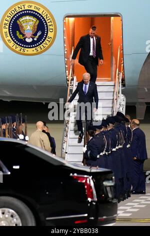 Joseph R. Biden Jr. BEI seiner Ankunft zu seinem Staatsbesuch in Deutschland mit der Air Force One auf dem militärischen Teil vom Flughafen Berlin-Brandenburg. Berlin, 17.10.2024 Banque D'Images