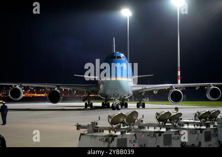 Joseph R. Biden Jr. BEI seiner Ankunft zu seinem Staatsbesuch in Deutschland mit der Air Force One auf dem militärischen Teil vom Flughafen Berlin-Brandenburg. Berlin, 17.10.2024 Banque D'Images