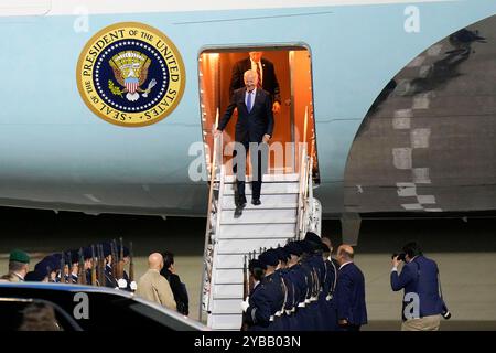 Joseph R. Biden Jr. BEI seiner Ankunft zu seinem Staatsbesuch in Deutschland mit der Air Force One auf dem militärischen Teil vom Flughafen Berlin-Brandenburg. Berlin, 17.10.2024 Banque D'Images