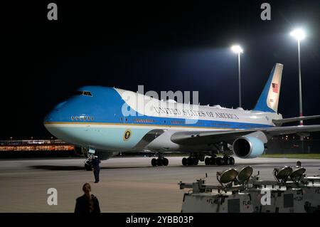 Joseph R. Biden Jr. BEI seiner Ankunft zu seinem Staatsbesuch in Deutschland mit der Air Force One auf dem militärischen Teil vom Flughafen Berlin-Brandenburg. Berlin, 17.10.2024 Banque D'Images