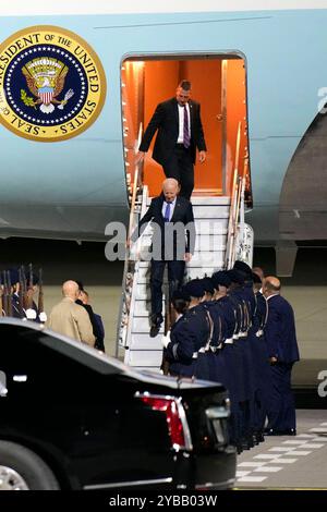 Joseph R. Biden Jr. BEI seiner Ankunft zu seinem Staatsbesuch in Deutschland mit der Air Force One auf dem militärischen Teil vom Flughafen Berlin-Brandenburg. Berlin, 17.10.2024 Banque D'Images