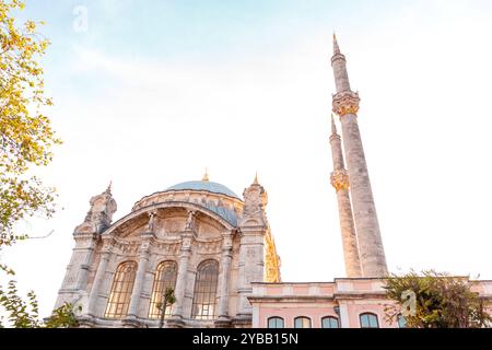 La mosquée d'Ortakoy, ou Buyuk Mecidiye Camii à Besiktas, est située au bord de l'eau de la place de la jetée d'Ortakoy, l'un des endroits les plus populaires sur Banque D'Images