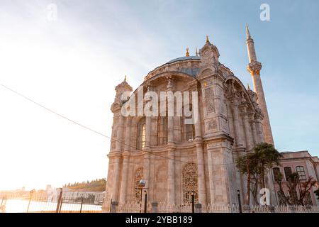 La mosquée d'Ortakoy, ou Buyuk Mecidiye Camii à Besiktas, est située au bord de l'eau de la place de la jetée d'Ortakoy, l'un des endroits les plus populaires sur Banque D'Images