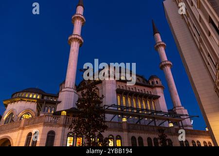 La mosquée Taksim est un complexe de mosquées situé sur la place Taksim, à Istanbul. La mosquée a été inaugurée par une prière du vendredi le 28 mai 2021. Banque D'Images