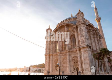 La mosquée d'Ortakoy, ou Buyuk Mecidiye Camii à Besiktas, est située au bord de l'eau de la place de la jetée d'Ortakoy, l'un des endroits les plus populaires sur Banque D'Images