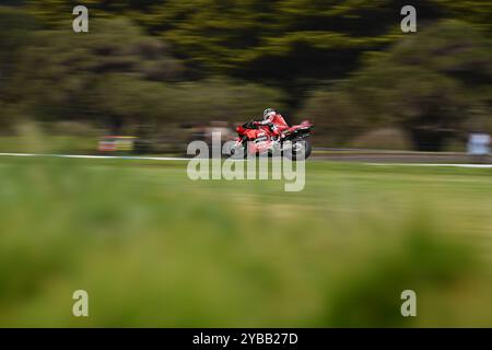 MELBOURNE, AUSTRALIE. 18 octobre 2024. Photo : Enea Bastianini, #23 en Italie, chevauchant pour Ducati Lenovo lors des essais de MotoGP au Qatar Airways Australian Motorcycle Grand Prix 2024 qui s'est tenu sur le circuit de Phillip Island. Crédit : Karl Phillipson/Alamy Live News Banque D'Images