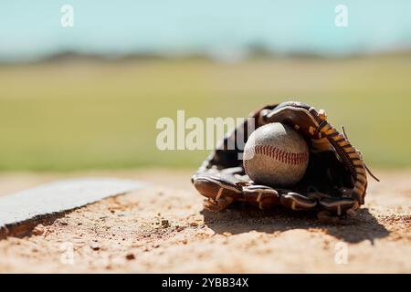 Baseball, balle et gant sur le terrain pour l'entraînement sportif, le fitness ou les matchs de tournoi dans le stade extérieur. Équipement d'exercice, de compétition ou de softball pour Banque D'Images