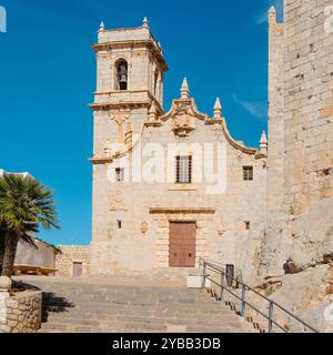 La façade du sanctuaire de la Virgen de la Ermitana à Peniscola, Espagne, construite sur pierre à côté du château de Peniscola Banque D'Images