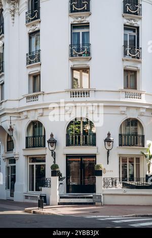 Nice, France - 16 juillet 2024 : façade arrière du légendaire hôtel Negresco, qui abrite aujourd'hui un complexe spa de luxe Banque D'Images