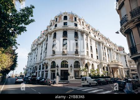 Nice, France - 16 juillet 2024 : façade arrière du légendaire hôtel Negresco, qui abrite aujourd'hui un complexe spa de luxe Banque D'Images