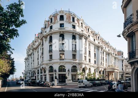 Nice, France - 16 juillet 2024 : façade arrière du légendaire hôtel Negresco, qui abrite aujourd'hui un complexe spa de luxe Banque D'Images