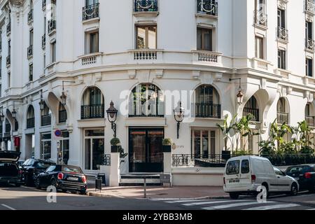 Nice, France - 16 juillet 2024 : façade arrière du légendaire hôtel Negresco, qui abrite aujourd'hui un complexe spa de luxe Banque D'Images