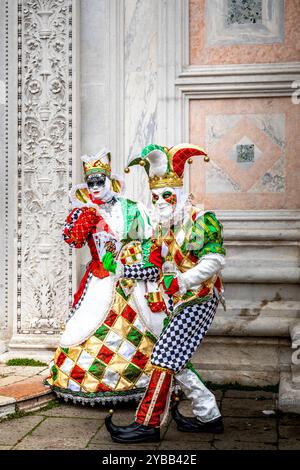 Venise, Italie - 7 février 2024 : un couple de personnes habillées en arlequin pendant le carnaval de Venise en Italie Banque D'Images