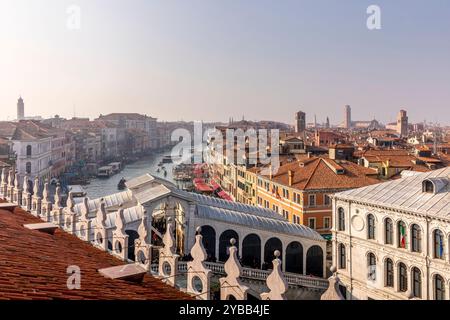 Venise, Italie - 4 février 2024 : vue sur le magnifique pont du Rialto enjambant le Grand canal à Venise, Italie Banque D'Images