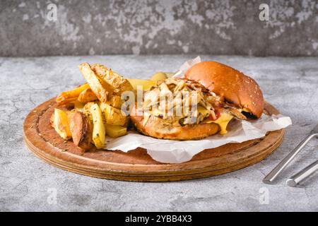 Burger de poulet avec des champignons sur une planche à découper en bois Banque D'Images