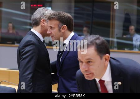 Bruxelles, Belgique. 17 octobre 2024. Le président français Emmanuel Macron (C) est vu lors d'un sommet du Conseil européen à Bruxelles, Belgique, 17 octobre 2024. Crédit : Zhao Dingzhe/Xinhua/Alamy Live News Banque D'Images